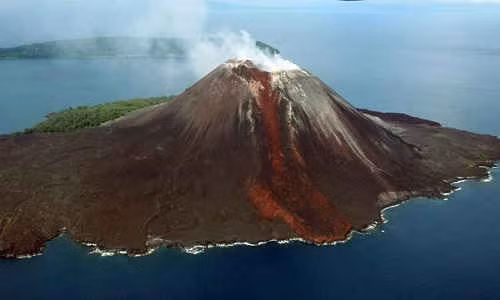 Núi lửa Anak Krakatau bắt đầu phun trào từ tháng 6 năm nay. Ảnh: Tempo.