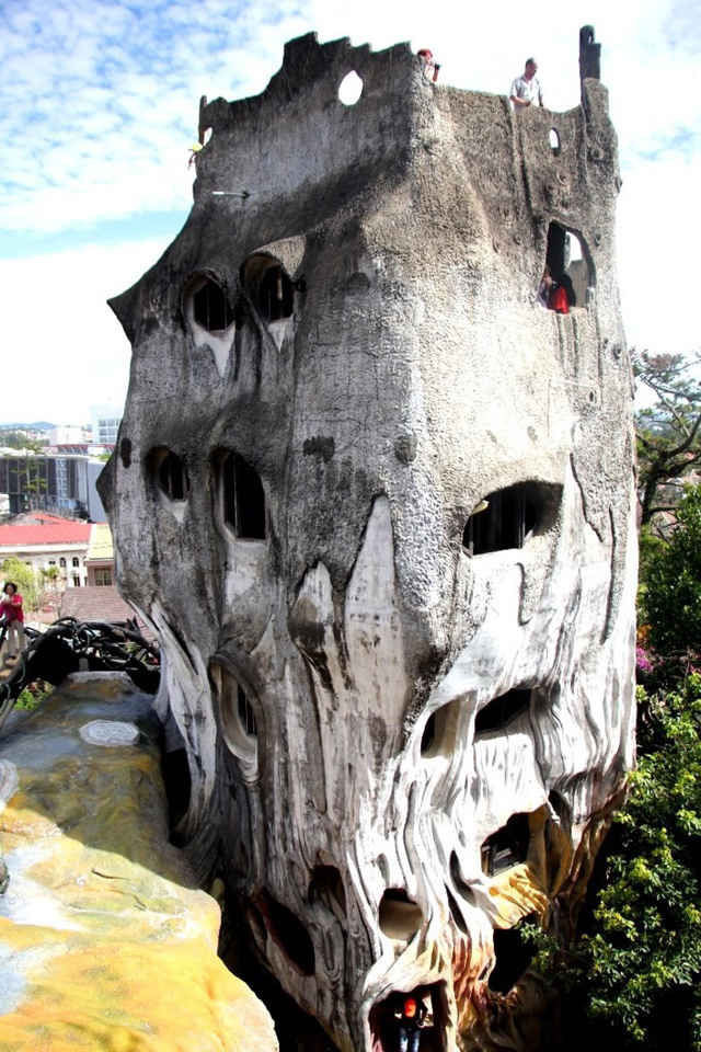 Một khối nhà chính trông giống như thân cây khô, phía trong là cầu thang lên xuống theo hình xoắn ốc tự do và các phòng riêng biệt.