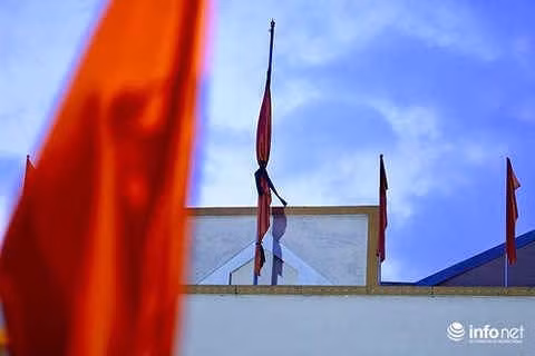 Treo cờ rủ phải có dải băng tang buộc lại để cờ không bay.