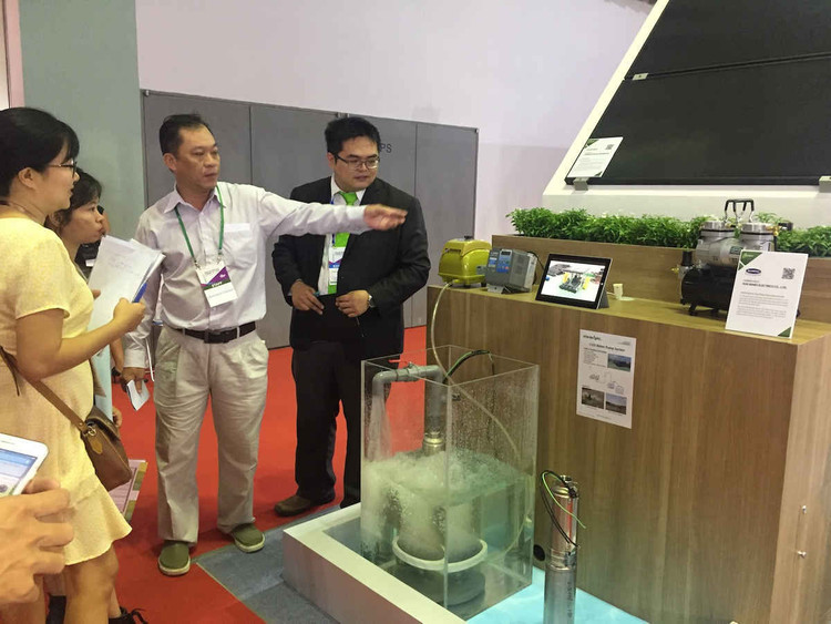 Giới thiệu sản phẩm với khách tham quan.