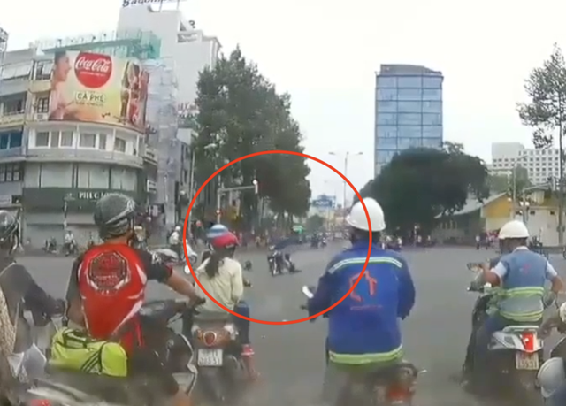 Cô gái bị tên cướp kéo lê giữa ngã tư