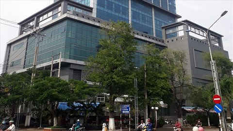 Mặt tiền tòa nhà chỉ có một quán cafe thuê. Ảnh: Nhật Hồ