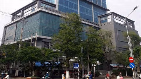 Mặt tiền tòa nhà chỉ có một quán cafe thuê. Ảnh: Nhật Hồ