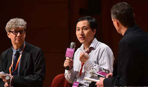 Ông Hạ Kiến Khuê (giữa) tại hội nghị quốc tế lần thứ 2 về chỉnh sửa gene tại Hồng Kông ngày 28/11.