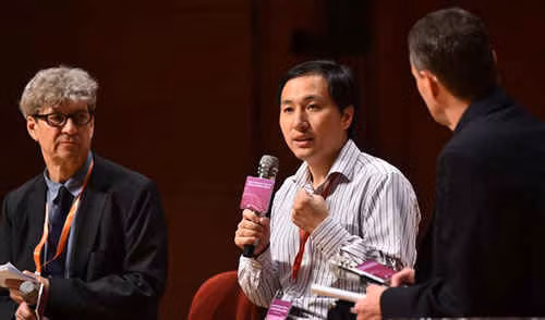Ông Hạ Kiến Khuê (giữa) tại hội nghị quốc tế lần thứ 2 về chỉnh sửa gene tại Hồng Kông ngày 28/11.