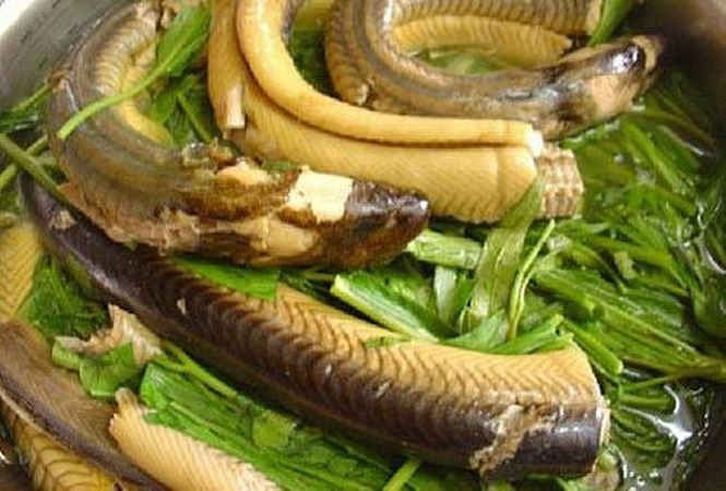 Cá chạch nấu hẹ.