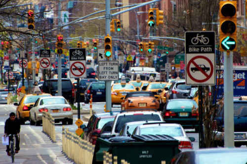 Sống trong thành phố kẹt xe dễ bị loãng xương ảnh 1