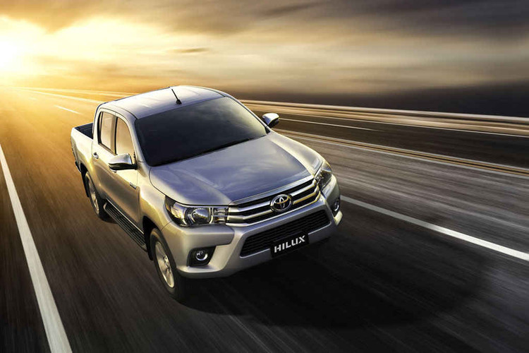 /Uploaded/khds.1cdn.vn/2018/09/16/toyota-viet-nam-trinh-lang-xe-hilux-phien-ban-cai-tien-2017-a.jpg