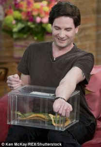 “Dị nhân” tự tiêm nọc độc rắn vào người ảnh 2