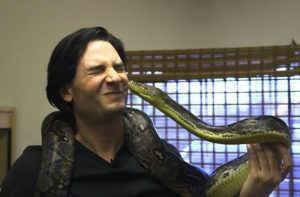 “Dị nhân” tự tiêm nọc độc rắn vào người ảnh 3