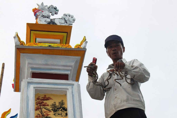 Người đàn ông mang “móng tay quỷ” ảnh 3