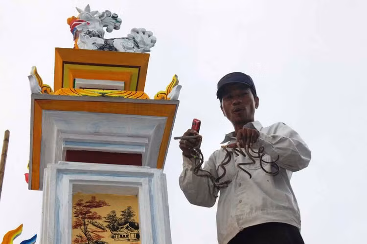 Người đàn ông mang “móng tay quỷ” ảnh 3