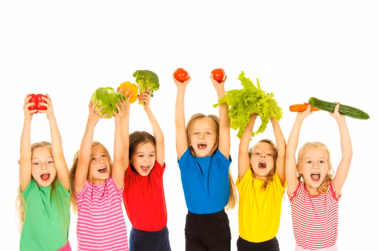 Trẻ em ăn đa dạng thực phẩm và vận động nhiều.