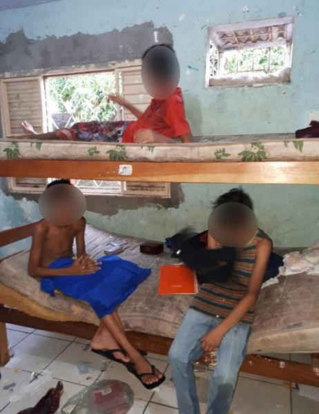 Bố mẹ “mất nhân tính” giam nhốt con trong căn phòng tồi tàn ảnh 2