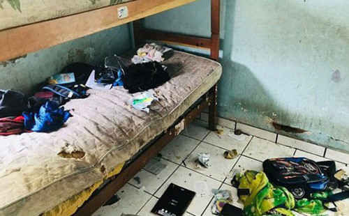 Bố mẹ “mất nhân tính” giam nhốt con trong căn phòng tồi tàn ảnh 1