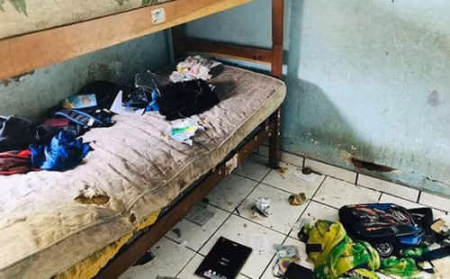 Bố mẹ “mất nhân tính” giam nhốt con trong căn phòng tồi tàn ảnh 1