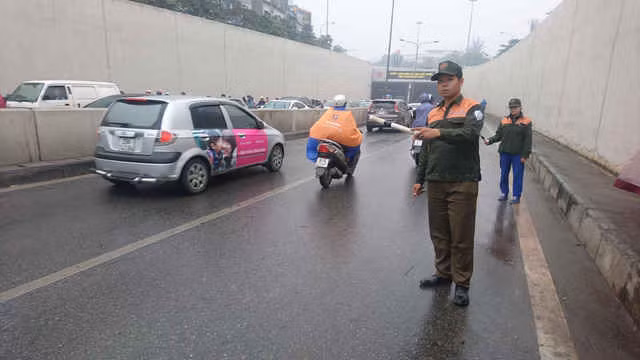 Sau khi có rất nhiều người ngã và bị thương, các nhân viên bên quản lý hầm mới đứng chỉ dẫn cho người tham gia giao thông.