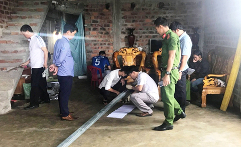 Công an Hà Tĩnh phối hợp với các ngành chức năng khám nghiệm hiện trường, điều tra, xác minh vụ việc.