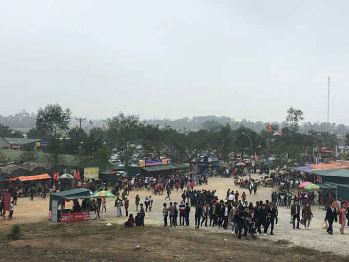 Nhiều du khách mọi nơi đổ về đi lễ chùa trong ba ngày đầu năm mới.