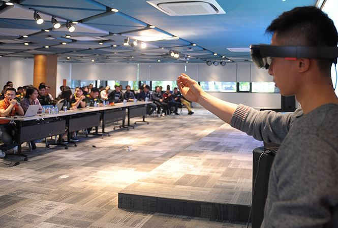 Sinh viên trải nghiệm công nghệ xe tự hành