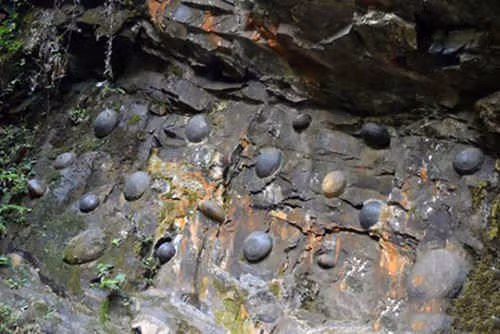 Bí ẩn vách đá cứ 30 năm lại…”đẻ trứng” ảnh 1