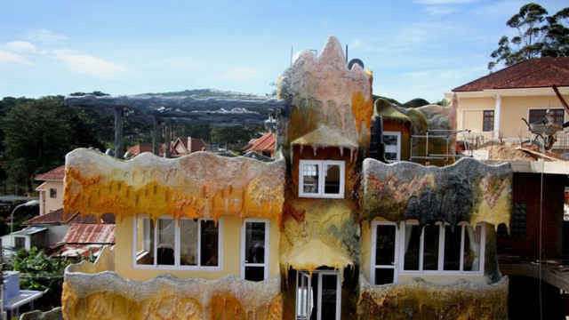 Công trình gồm nhiều tòa nhà nối tiếp nhau được xây dựng với hình thù khá độc đáo, kì dị.