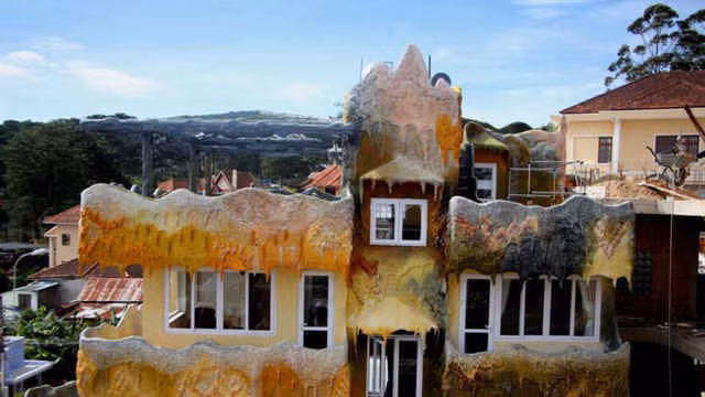 Công trình gồm nhiều tòa nhà nối tiếp nhau được xây dựng với hình thù khá độc đáo, kì dị.