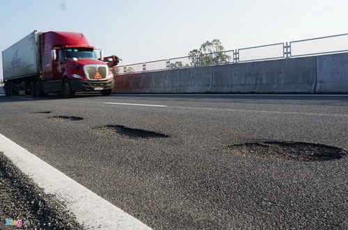 Tuyến cao tốc Đà Nẵng - Quảng Ngãi xuất hiện nhiều ổ gà dù mới đưa vào khai thác.