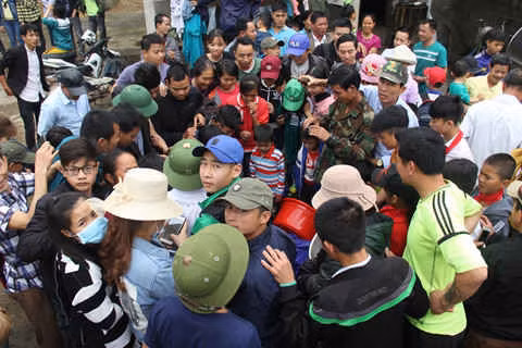 Người dân dùng chài bắt 'cá thần' ở Nghệ An - ảnh 2