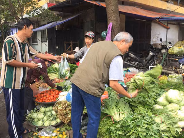 Các loại rau được bày bán đều không có nguồn gốc rõ ràng.