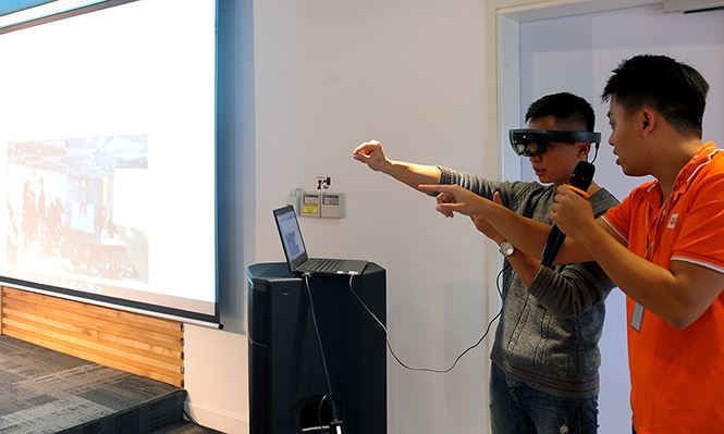 Sinh viên trải nghiệm công nghệ xe tự hành - ảnh 1