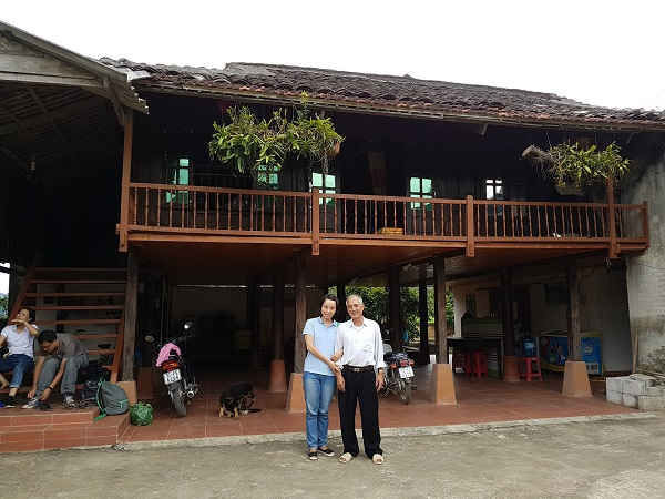 Bác Chài chụp ảnh lưu niệm với du khách đến ở homestay