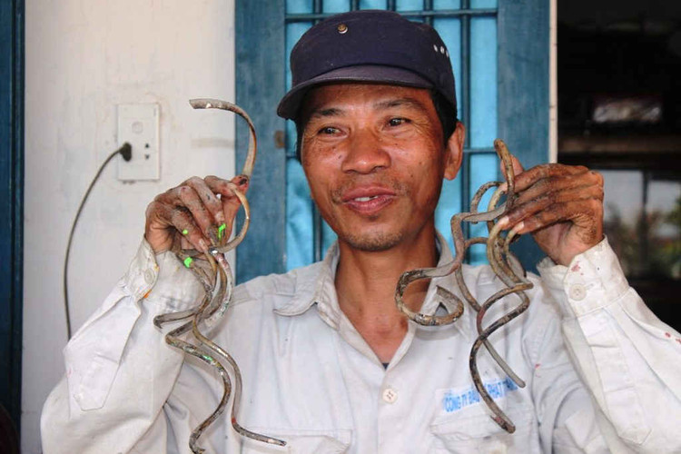 Người đàn ông mang “móng tay quỷ” ảnh 1