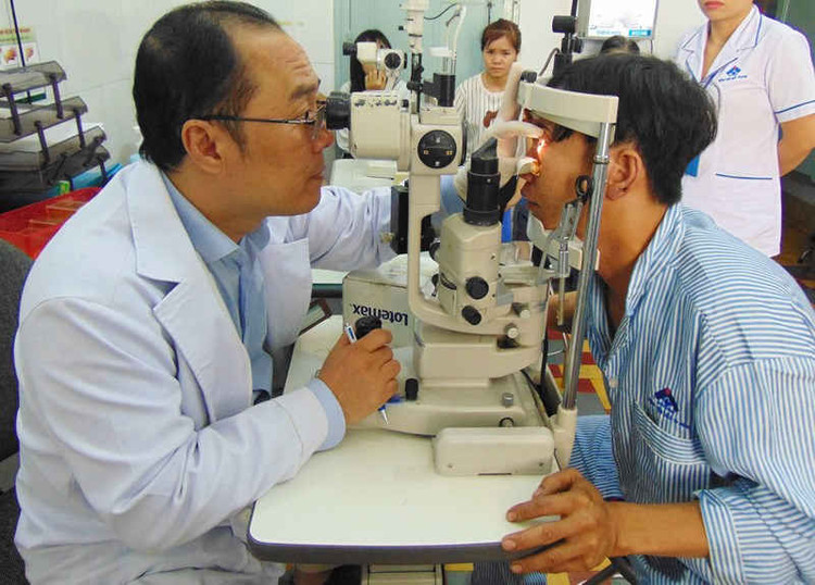 Bỏng mắt khi đang sửa bình ắc quy giúp hàng xóm ảnh 1