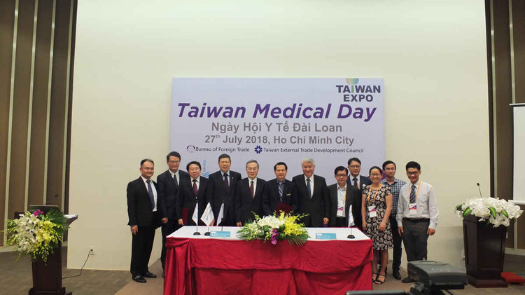 Từ trái sang phải: Ông Walter Yeh - Chủ tịch và CEO Hiệp hội Phát triển Ngoại thương Đài Loan (TAITRA) (thứ tư), TS.BS Trương Quang Định (thứ Sáu) - Giám đốc Bệnh viện Nhi đồng Thành phố Hồ Chí Minh chụp hình lưu niệm cùng các bác sĩ đến từ các BV hàng đầu của Đài Loan.