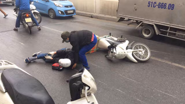 Vụ tai nạn xảy ra lúc gần 10h20. Bước đầu ghi nhận có thể nạn nhân bị gãy chân.