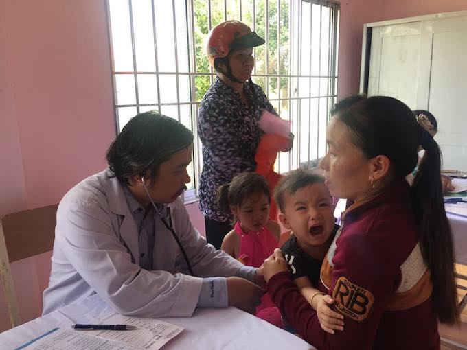 ThS.BS Nguyễn Thanh Hải - Trưởng Phòng Công tác Xã Hội, BV Nhi Đồng 2 đang khám cho trẻ em xã Mỹ Thạnh Đông, huyện Đức Huệ, tỉnh Long An.