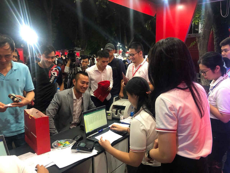Đến đêm khách hàng vẫn quây kín các quầy giao dịch của VinFast.