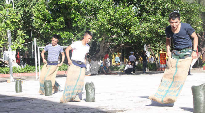 Các chiến sĩ trẻ tham gia trò chơi nhảy bao bố