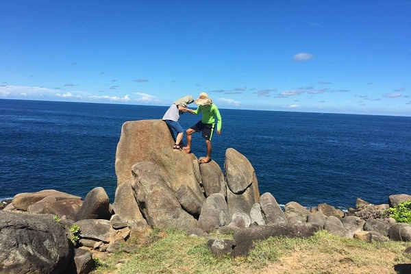 Toàn luôn chú ý nâng bước cho du khách khi leo lên những mỏm đá cheo leo.