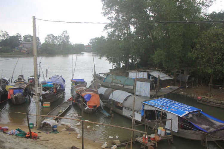 Một góc xóm vạn chài Thủy Phú. Ảnh: NYV