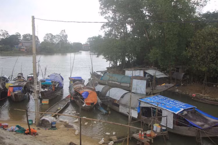 Một góc xóm vạn chài Thủy Phú. Ảnh: NYV