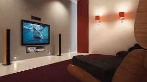 Không nên treo tivi màn hình cảm ứng lên tường