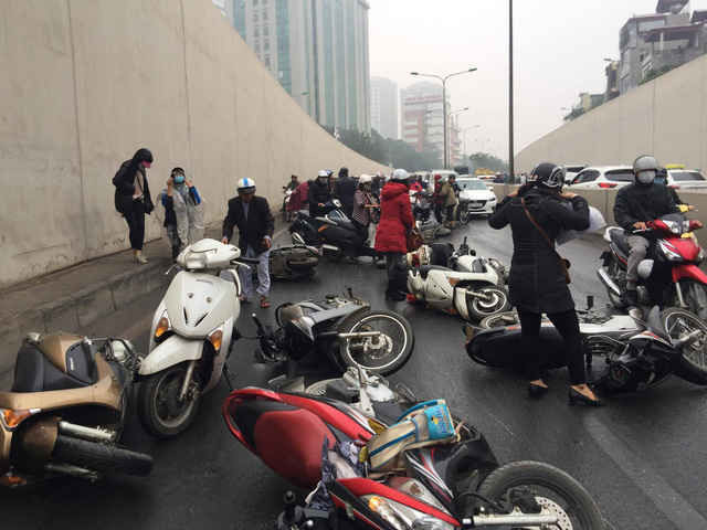 Hàng loạt xe máy ngã liên hoàn tại hầm chui Kim Liên ảnh 10