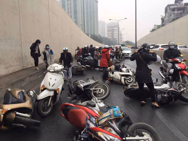Hàng loạt xe máy ngã liên hoàn tại hầm chui Kim Liên ảnh 10