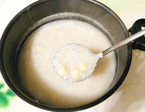 Cách nấu cháo gà hạt sen nóng hổi, bổ dưỡng siêu đơn giản ảnh 7