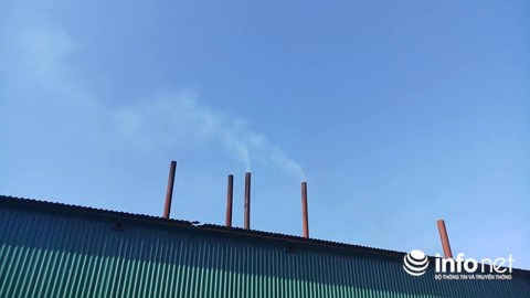 Những ống khói thải ra môi trường trong quá trình nấu dầu.