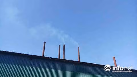 Những ống khói thải ra môi trường trong quá trình nấu dầu.