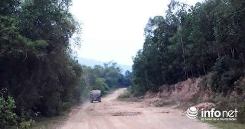 Một xe bồn chở dầu đi tiêu thụ khi đã tái chế xong.