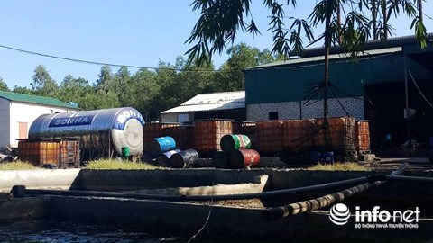 Những thùng phi, thùng lớn dùng để đựng dầu.